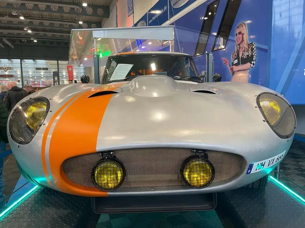 Front study: riveted bonnet, mesh grille and yellow driving lamps